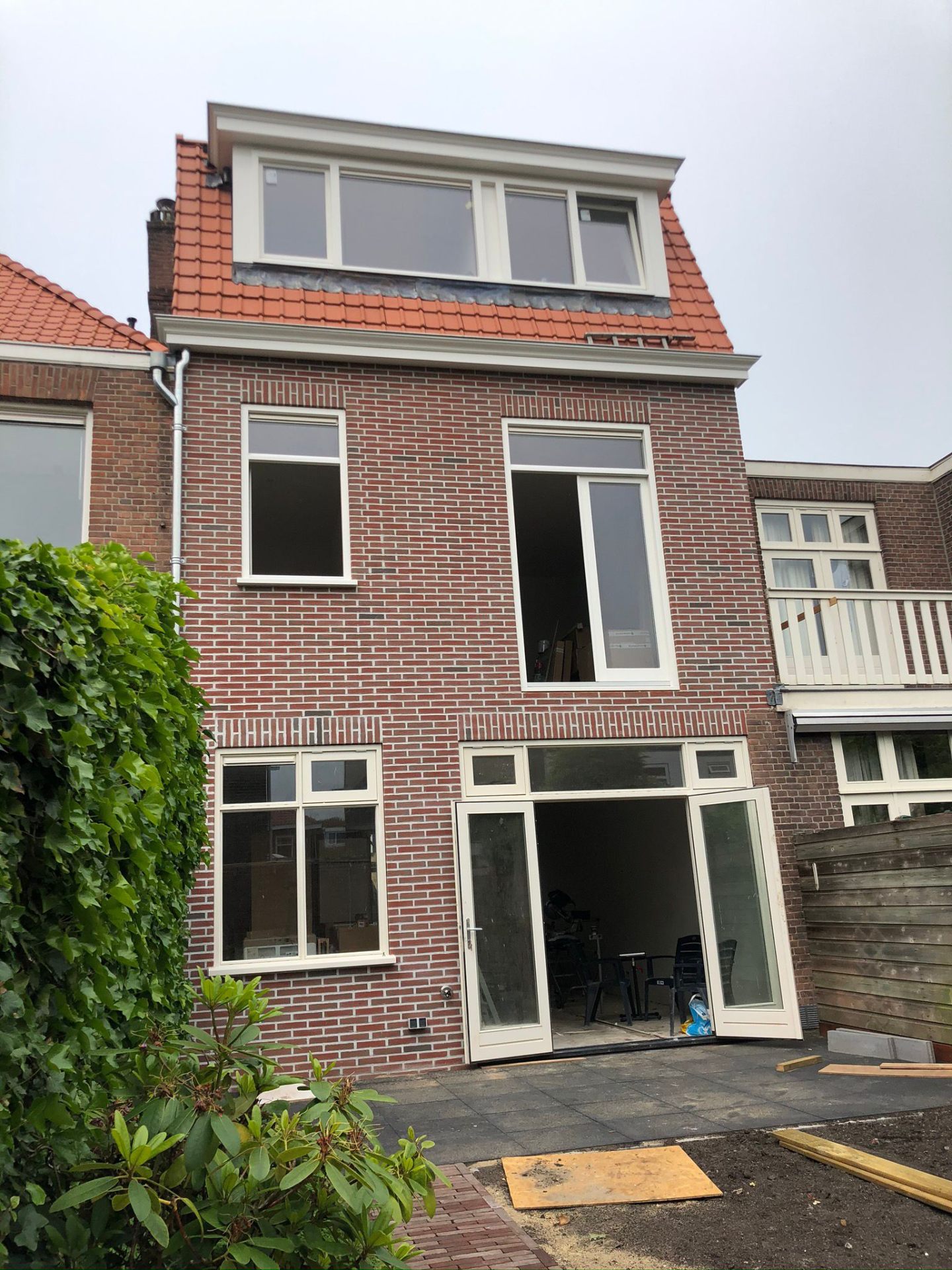 Achtergevel volledig vernieuwd met dakopbouw