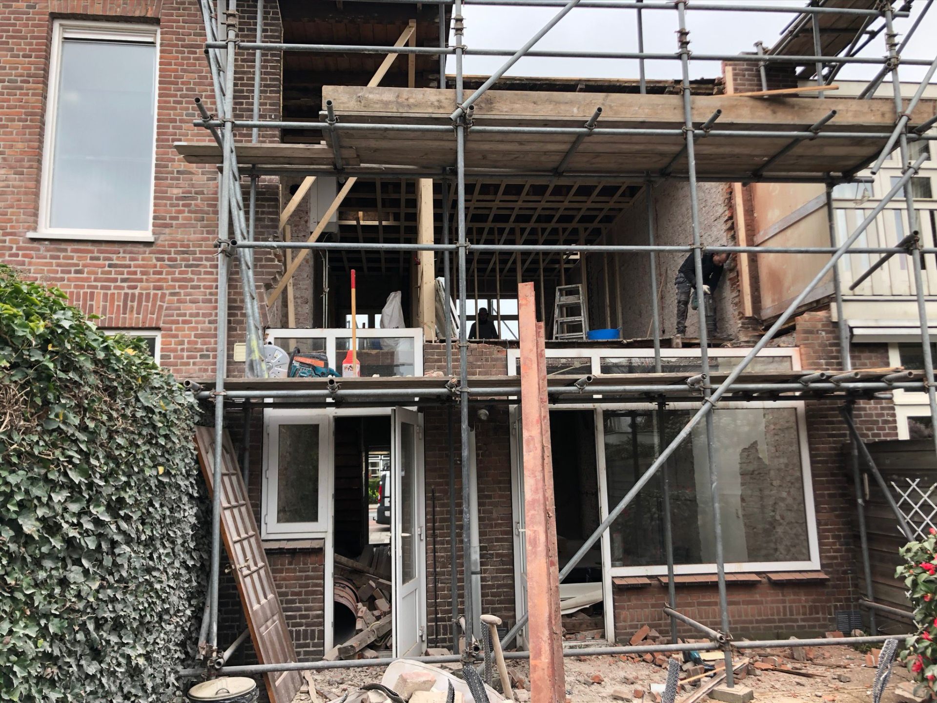 Achtergevel in ruwbouw met steiger